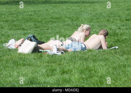 London, Großbritannien. 19. April 2018. Sonnenanbeter ein Sonnenbad im Green Park an einem heißen sonnigen Frühlingstag. Heute ist der heißeste Tag des Jahres, da Credit: Amer ghazzal/Alamy Leben Nachrichten. Stockfoto