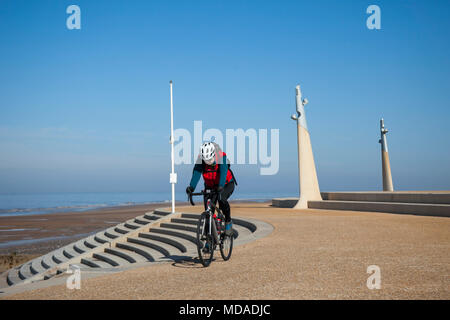 Cleveleys, Lancashire. UK Wetter. 19.04.2018. Sonnigen Start in den Tag an der Fylde Coast. Credit: MediaWorldImages/AlamyLiveNews Stockfoto