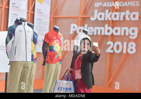 Jinjiang, der chinesischen Provinz Fujian. 19 Apr, 2018. Ein Besucher aus Sri Lanka Posen für Fotos während des 20 Jinjiang Schuhe & Die 3. Sport Industrie International Exposition in Jinjiang im Südosten der chinesischen Provinz Fujian, 19. April 2018. Aussteller aus mehr als 70 Ländern und Regionen nahmen an der Expo. Credit: Song Weiwei/Xinhua/Alamy leben Nachrichten Stockfoto