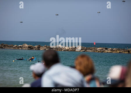 Tel Aviv, Israel. 19 Apr, 2018. Die Menschen sehen das Fallschirmspringen zeigen während der Feierlichkeiten zum 70. Jahrestag der israelischen Unabhängigkeit, in Tel Aviv, Israel, 19. April 2018. Der Tag markiert, wenn David Ben-Gurion, der Leiter der Zionistischen Organisation, Unabhängigkeit auf der Asche des Holocaust und das Ende des britischen Mandats über Palästina im Jahr 1948 erklärt. Credit: Ilia Yefimovich/dpa/Alamy leben Nachrichten Stockfoto