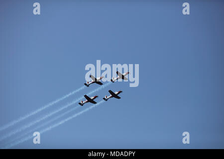 Tel Aviv, Israel. 19 Apr, 2018. Eine militärische Air Show im Rahmen der Feierlichkeiten anlässlich des 70. Jahrestages der Israelischen Unabhängigkeit, in Tel Aviv, Israel, 19. April 2018. Der Tag markiert, wenn David Ben-Gurion, der Leiter der Zionistischen Organisation, Unabhängigkeit auf der Asche des Holocaust und das Ende des britischen Mandats über Palästina im Jahr 1948 erklärt. Credit: Ilia Yefimovich/dpa/Alamy leben Nachrichten Stockfoto