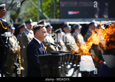 Polen, Warschau, 19. April 2018: Präsident Andrzej Duda melden Sie gedenkfeiern am 75. im Warschauer Ghetto zusammen mit dem Präsidenten des Jüdischen Weltkongresses Ronald Lauder am Jewsih Friedhof und Ghetto Heroes Monument, das sich in Warschau. © Jake Ratz/Alamy leben Nachrichten Stockfoto