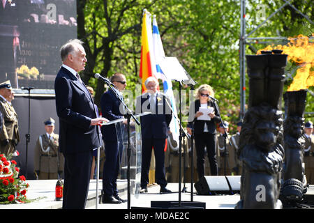 Polen, Warschau, 19. April 2018: Präsident Andrzej Duda melden Sie gedenkfeiern am 75. im Warschauer Ghetto zusammen mit dem Präsidenten des Jüdischen Weltkongresses Ronald Lauder am Jewsih Friedhof und Ghetto Heroes Monument, das sich in Warschau. © Jake Ratz/Alamy leben Nachrichten Stockfoto