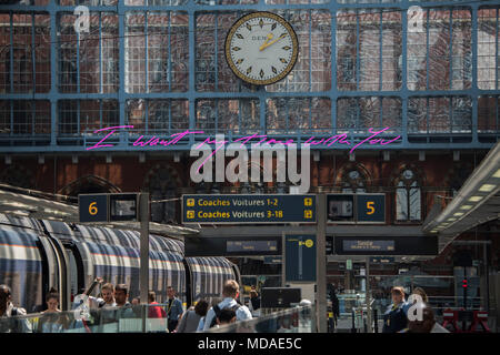 London, Großbritannien. 19. April 2018. Die neue neon Kunstwerke von Tracey Emin hängt über dem internationalen Bahnhof St. Pancras - die Nachricht für die Liebhaber ist "Ich will meine Zeit mit ihnen." Credit: Guy Bell/Alamy leben Nachrichten Stockfoto