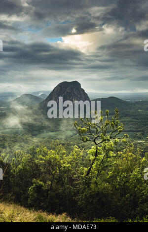 Glass House Mountains, Queensland, Australien - 19 April 2018 - Nebel steigt vor Mount Tibrogargan nach einem Sturm in Queensland's Glass House Mountains Region: Simon Biggar/Alamy leben Nachrichten Stockfoto