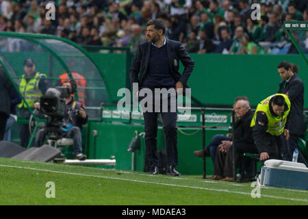 April 18, 2018. Lissabon, Portugal. PortoÕs Haupttrainer aus Portugal Sergio Conceicao in Aktion während des Spiels Sporting CP vs FC Porto © Alexandre de Sousa/Alamy leben Nachrichten Stockfoto