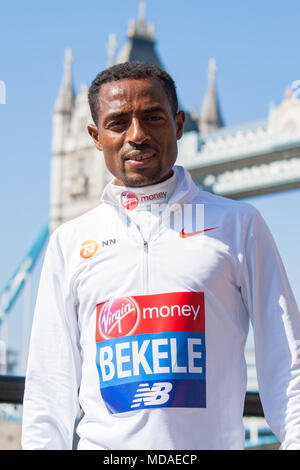 London, Großbritannien. 19. April 2018. Kenenisa Bekele aus Äthiopien während einer Presse Fotoshooting vor dem Sonntag Virgin Money London Marathon. Credit: Elsie Kibue/Alamy leben Nachrichten Stockfoto