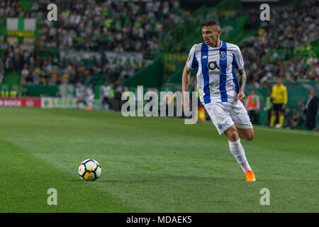 April 18, 2018. Lissabon, Portugal. PortoÕs vorwärts aus Brasilien Soares (29), die in Aktion während des Spiels Sporting CP vs FC Porto © Alexandre de Sousa/Alamy leben Nachrichten Stockfoto