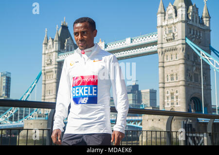 London, Großbritannien. 19. April 2018. Kenenisa Bekele aus Äthiopien während einer Presse Fotoshooting vor dem Sonntag Virgin Money London Marathon. Credit: Elsie Kibue/Alamy leben Nachrichten Stockfoto