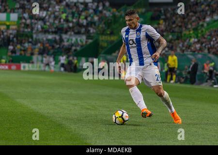 April 18, 2018. Lissabon, Portugal. PortoÕs vorwärts aus Brasilien Soares (29), die in Aktion während des Spiels Sporting CP vs FC Porto © Alexandre de Sousa/Alamy leben Nachrichten Stockfoto