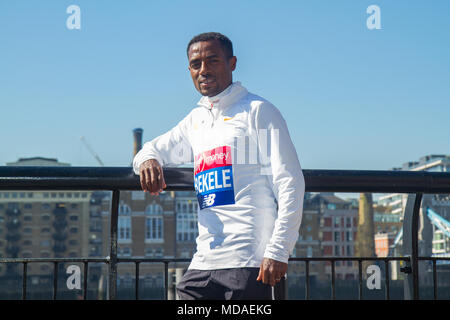 London, Großbritannien. 19. April 2018. Kenenisa Bekele aus Äthiopien während einer Presse Fotoshooting vor dem Sonntag Virgin Money London Marathon. Credit: Elsie Kibue/Alamy leben Nachrichten Stockfoto