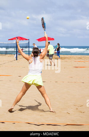 Las Palmas, Gran Canaria, Kanarische Inseln, Spanien. 19. April 2018. Die mit 15.000 Euro Preisgeld auf dem Spiel steht, Oberseite der Welt Beach Tennis Spieler auf dem Stadtstrand von Las Palmas sammeln für eine viertägige ITF (International Tennis Federation) Turnier. Im Bild: Eine russische Konkurrenten Erwärmung un auf der Praxis Gerichte. Stockfoto