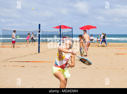 Las Palmas, Gran Canaria, Kanarische Inseln, Spanien. 19. April 2018. Die mit 15.000 Euro Preisgeld auf dem Spiel steht, Oberseite der Welt Beach Tennis Spieler auf dem Stadtstrand von Las Palmas sammeln für eine viertägige ITF (International Tennis Federation) Turnier. Im Bild: Eine russische Konkurrenten Erwärmung un auf der Praxis Gerichte. Stockfoto