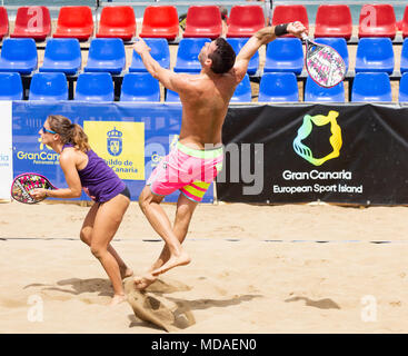 Las Palmas, Gran Canaria, Kanarische Inseln, Spanien. 19. April 2018. Die mit 15.000 Euro Preisgeld auf dem Spiel steht, Oberseite der Welt Beach Tennis Spieler auf dem Stadtstrand von Las Palmas sammeln für eine viertägige ITF (International Tennis Federation) Turnier. Im Bild: Frühe Runde von gemischten Doppel. Stockfoto