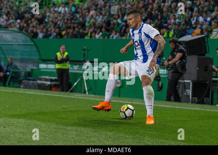 April 18, 2018. Lissabon, Portugal. PortoÕs vorwärts aus Brasilien Soares (29), die in Aktion während des Spiels Sporting CP vs FC Porto © Alexandre de Sousa/Alamy leben Nachrichten Stockfoto