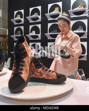 (180419) - JINJIANG, April 19, 2018 (Xinhua) - ein Besucher nimmt einen Blick an Maßschuhe während des 20 Jinjiang Schuhe & Die 3. Sport Industrie International Exposition in Jinjiang im Südosten der chinesischen Provinz Fujian, 19. April 2018. Aussteller aus mehr als 70 Ländern und Regionen nahmen an der Expo. (Xinhua / Song Weiwei) (zwx) Stockfoto