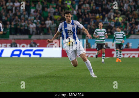 April 18, 2018. Lissabon, Portugal. PortoÕs Defender aus Spanien Ivan Marcano (5) in Aktion während des Spiels Sporting CP vs FC Porto © Alexandre de Sousa/Alamy leben Nachrichten Stockfoto