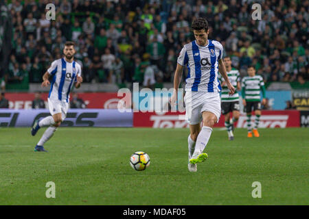 April 18, 2018. Lissabon, Portugal. PortoÕs Defender aus Spanien Ivan Marcano (5) in Aktion während des Spiels Sporting CP vs FC Porto © Alexandre de Sousa/Alamy leben Nachrichten Stockfoto