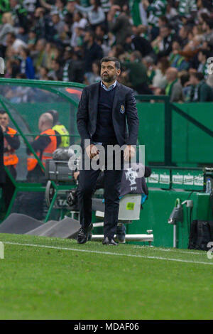 April 18, 2018. Lissabon, Portugal. PortoÕs Haupttrainer aus Portugal Sergio Conceicao in Aktion während des Spiels Sporting CP vs FC Porto © Alexandre de Sousa/Alamy leben Nachrichten Stockfoto