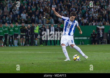 April 18, 2018. Lissabon, Portugal. PortoÕs Defender aus Spanien Ivan Marcano (5) in Aktion während des Spiels Sporting CP vs FC Porto © Alexandre de Sousa/Alamy leben Nachrichten Stockfoto