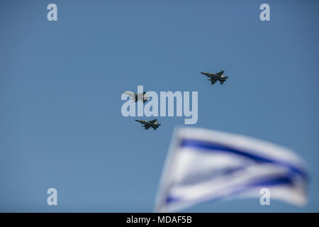 Tel Aviv, Israel. 19 Apr, 2018. Eine militärische Air Show im Rahmen der Feierlichkeiten anlässlich des 70. Jahrestages der Israelischen Unabhängigkeit, in Tel Aviv, Israel, 19. April 2018. Der Tag markiert, wenn David Ben-Gurion, der Leiter der Zionistischen Organisation, Unabhängigkeit auf der Asche des Holocaust und das Ende des britischen Mandats über Palästina im Jahr 1948 erklärt. Credit: Ilia Yefimovich/dpa/Alamy leben Nachrichten Stockfoto