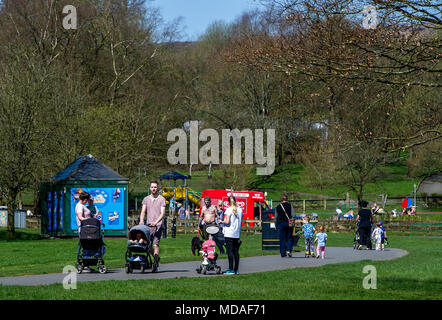 Bolton, Großbritannien. April 19, 2018. Strahlendem Sonnenschein sahen die Zuschauer in Scharen zu Moos Bank Park in Bolton am Nachmittag auf, was bisher erwartet, ist der heißeste Tag des Jahres zu sein. Die Temperaturen sind auf die Mitte 20 Celsius und die Hitzewelle wird bis zum Wochenende zu erreichen. Familien genießen das sonnige Wetter. Bild von Paul Heyes, Donnerstag, 19 April, 2018. Credit: Paul Heyes/Alamy leben Nachrichten Stockfoto