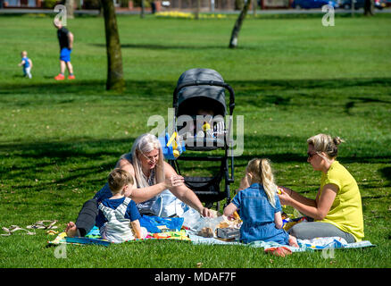 Bolton, Großbritannien. April 19, 2018. Strahlendem Sonnenschein sahen die Zuschauer in Scharen zu Moos Bank Park in Bolton am Nachmittag auf, was bisher erwartet, ist der heißeste Tag des Jahres zu sein. Die Temperaturen sind auf die Mitte 20 Celsius und die Hitzewelle wird bis zum Wochenende zu erreichen. Picknick im Park. Bild von Paul Heyes, Donnerstag, 19 April, 2018. Credit: Paul Heyes/Alamy leben Nachrichten Stockfoto