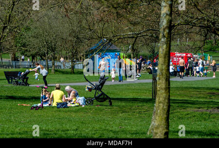 Bolton, Großbritannien. April 19, 2018. Strahlendem Sonnenschein sahen die Zuschauer in Scharen zu Moos Bank Park in Bolton am Nachmittag auf, was bisher erwartet, ist der heißeste Tag des Jahres zu sein. Die Temperaturen sind auf die Mitte 20 Celsius und die Hitzewelle wird bis zum Wochenende zu erreichen. Picknick im Park. Bild von Paul Heyes, Donnerstag, 19 April, 2018. Credit: Paul Heyes/Alamy leben Nachrichten Stockfoto