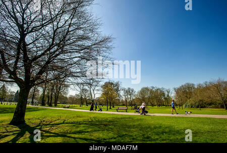 Bolton, Großbritannien. April 19, 2018. Strahlendem Sonnenschein sahen die Zuschauer in Scharen zu Moos Bank Park in Bolton am Nachmittag auf, was bisher erwartet, ist der heißeste Tag des Jahres zu sein. Die Temperaturen sind auf die Mitte 20 Celsius und die Hitzewelle wird bis zum Wochenende zu erreichen. Bild von Paul Heyes, Donnerstag, 19 April, 2018. Credit: Paul Heyes/Alamy leben Nachrichten Stockfoto