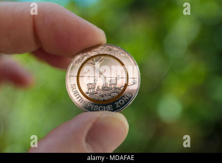 Hannover, Deutschland. 19 Apr, 2018. Abbildung - 19 April 2018, Deutschland, Hannover: Die neue 5-Euro Münze Sammler nach oben gehalten. Credit: Peter Steffen/dpa/Alamy leben Nachrichten Stockfoto