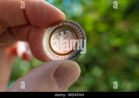 Hannover, Deutschland. 19 Apr, 2018. Abbildung - 19 April 2018, Deutschland, Hannover: Die neue 5-Euro Münze Sammler nach oben gehalten. Credit: Peter Steffen/dpa/Alamy leben Nachrichten Stockfoto