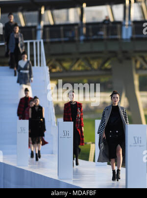 (180419) - NANJING, April 19, 2018 (Xinhua) - Modelle Kreationen von chinesischen Marke XG während eines Winters fashion show in Nanjing, der Hauptstadt der ostchinesischen Provinz Jiangsu, 19. April 2018. (Xinhua / Ji Chunpeng) (lb) Stockfoto