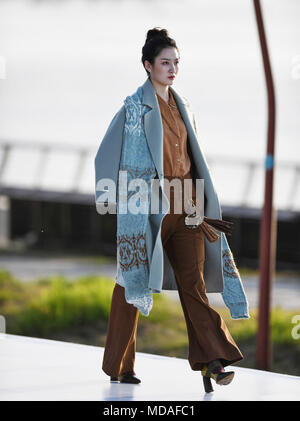 (180419) - NANJING, April 19, 2018 (Xinhua) - ein Modell präsentiert Werke von chinesischen Marke XG während eines Winters fashion show in Nanjing, der Hauptstadt der ostchinesischen Provinz Jiangsu, 19. April 2018. (Xinhua / Ji Chunpeng) (lb) Stockfoto