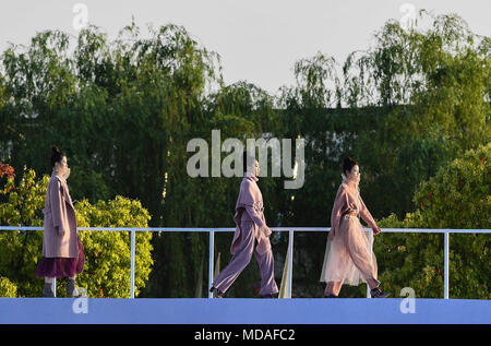 (180419) - NANJING, April 19, 2018 (Xinhua) - Modelle Kreationen von chinesischen Marke XG während eines Winters fashion show in Nanjing, der Hauptstadt der ostchinesischen Provinz Jiangsu, 19. April 2018. (Xinhua / Ji Chunpeng) (lb) Stockfoto