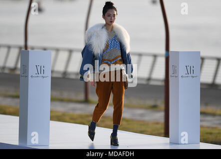 (180419) - NANJING, April 19, 2018 (Xinhua) - ein Modell präsentiert Werke von chinesischen Marke XG während eines Winters fashion show in Nanjing, der Hauptstadt der ostchinesischen Provinz Jiangsu, 19. April 2018. (Xinhua / Ji Chunpeng) (lb) Stockfoto