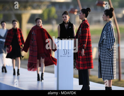 (180419) - NANJING, April 19, 2018 (Xinhua) - Modelle Kreationen von chinesischen Marke XG während eines Winters fashion show in Nanjing, der Hauptstadt der ostchinesischen Provinz Jiangsu, 19. April 2018. (Xinhua / Ji Chunpeng) (lb) Stockfoto