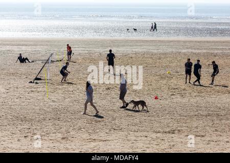 Lytham St Annes, Lancashire, UK. 19.4./18 sonnige Wetter am Strand in Lytham St Annes, Lancashire, heute Heute bei steigenden Temperaturen in ganz Großbritannien. (Donnerstag 19. April 2018). Ein Team nimmt Teil an einem Fußball-Training am Strand. Bild von Chris Bull/Alamy leben Nachrichten Stockfoto