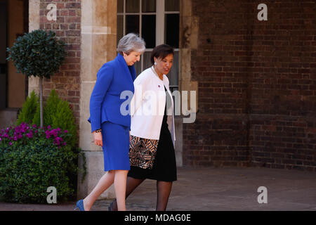 London, Großbritannien. 19. April 2018. Premierminister des Vereinigten Königreichs, Teresa und die Commonwealth Generalsekretär Patricia Schottland an der Friary Court während der Tagung der Regierungschefs des Commonwealth in London, England, 19. April 2018. Quelle: Michal Busko/Alamy leben Nachrichten Stockfoto