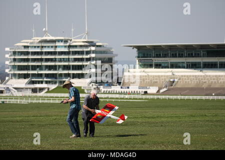 April 19th, 2018 Epsom Downs, Epsom, Surrey In der steigenden Temperaturen von einem frühen Sommer, Modell Flugzeugfans versammeln sich auf den Abstiegen über dem berühmten Pferderennen Veranstaltungsort, fliegen die Flugzeuge und Motorsegler von Radio-Control für alle Arten von Kunstflug Credit: Motofoto/Alamy leben Nachrichten Stockfoto