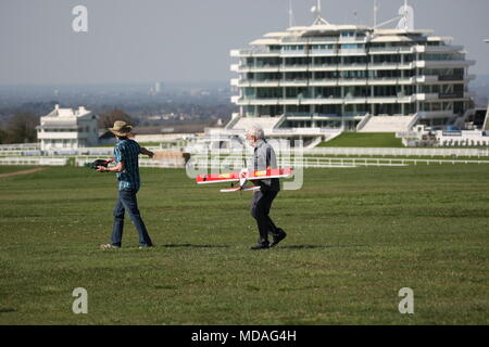 April 19th, 2018 Epsom Downs, Epsom, Surrey In der steigenden Temperaturen von einem frühen Sommer, Modell Flugzeugfans versammeln sich auf den Abstiegen über dem berühmten Pferderennen Veranstaltungsort, fliegen die Flugzeuge und Motorsegler von Radio-Control für alle Arten von Kunstflug Credit: Motofoto/Alamy leben Nachrichten Stockfoto