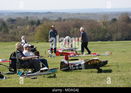 April 19th, 2018 Epsom Downs, Epsom, Surrey In der steigenden Temperaturen von einem frühen Sommer, Modell Flugzeugfans versammeln sich auf den Abstiegen über dem berühmten Pferderennen Veranstaltungsort, fliegen die Flugzeuge und Motorsegler von Radio-Control für alle Arten von Kunstflug Credit: Motofoto/Alamy leben Nachrichten Stockfoto