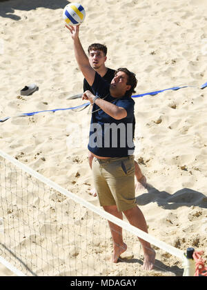 Brighton, Großbritannien - 19 April 2018 James Argent als Arg bekannt spielt Beachvolleyball am Brighton Seafront mit Extras aus der Reality-TV-Show "Der einzige Weg ist Essex', wie sie das schöne sonnige Wetter während der Dreharbeiten zu genießen. Die heissen, sonnigen Wetter ist in Großbritannien mit Temperaturen erwartet In den 20er Jahren in Teilen der South East Credit zu erreichen: Simon Dack/Alamy Live News, um fortzufahren Stockfoto