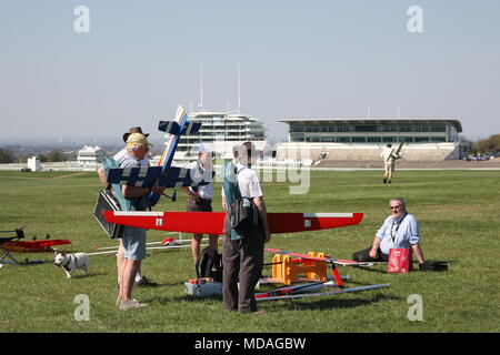 April 19th, 2018 Epsom Downs, Epsom, Surrey In der steigenden Temperaturen von einem frühen Sommer, Modell Flugzeugfans versammeln sich auf den Abstiegen über dem berühmten Pferderennen Veranstaltungsort, fliegen die Flugzeuge und Motorsegler von Radio-Control für alle Arten von Kunstflug Credit: Motofoto/Alamy leben Nachrichten Stockfoto