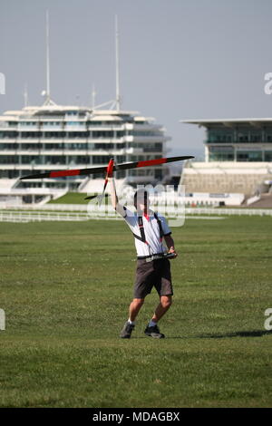 April 19th, 2018 Epsom Downs, Epsom, Surrey In der steigenden Temperaturen von einem frühen Sommer, Modell Flugzeugfans versammeln sich auf den Abstiegen über dem berühmten Pferderennen Veranstaltungsort, fliegen die Flugzeuge und Motorsegler von Radio-Control für alle Arten von Kunstflug Credit: Motofoto/Alamy leben Nachrichten Stockfoto