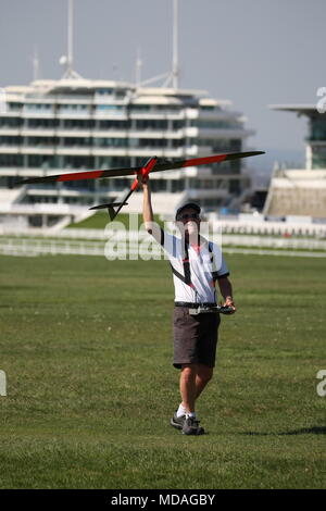 April 19th, 2018 Epsom Downs, Epsom, Surrey In der steigenden Temperaturen von einem frühen Sommer, Modell Flugzeugfans versammeln sich auf den Abstiegen über dem berühmten Pferderennen Veranstaltungsort, fliegen die Flugzeuge und Motorsegler von Radio-Control für alle Arten von Kunstflug Credit: Motofoto/Alamy leben Nachrichten Stockfoto