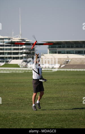 April 19th, 2018 Epsom Downs, Epsom, Surrey In der steigenden Temperaturen von einem frühen Sommer, Modell Flugzeugfans versammeln sich auf den Abstiegen über dem berühmten Pferderennen Veranstaltungsort, fliegen die Flugzeuge und Motorsegler von Radio-Control für alle Arten von Kunstflug Credit: Motofoto/Alamy leben Nachrichten Stockfoto