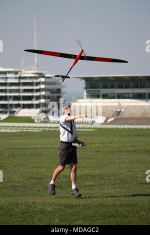 April 19th, 2018 Epsom Downs, Epsom, Surrey In der steigenden Temperaturen von einem frühen Sommer, Modell Flugzeugfans versammeln sich auf den Abstiegen über dem berühmten Pferderennen Veranstaltungsort, fliegen die Flugzeuge und Motorsegler von Radio-Control für alle Arten von Kunstflug Credit: Motofoto/Alamy leben Nachrichten Stockfoto