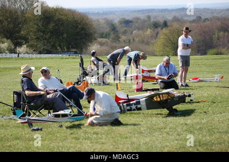 April 19th, 2018 Epsom Downs, Epsom, Surrey In der steigenden Temperaturen von einem frühen Sommer, Modell Flugzeugfans versammeln sich auf den Abstiegen über dem berühmten Pferderennen Veranstaltungsort, fliegen die Flugzeuge und Motorsegler von Radio-Control für alle Arten von Kunstflug Credit: Motofoto/Alamy leben Nachrichten Stockfoto