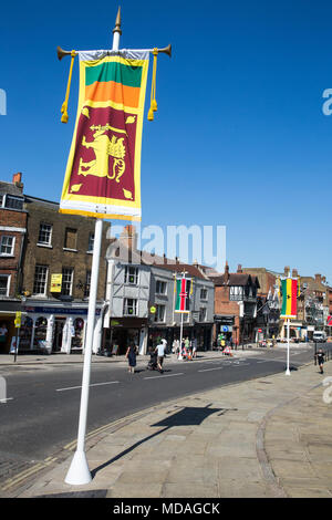 Windsor, Großbritannien. 19. April 2018. Commonwealth Flags angezeigt in der Vorbereitung für die Staats- und Regierungschefs des Commonwealth' Retreat at Windsor Castle. Commonwealth Regierungschefs wird erwartet, dass der Prinz von Wales' Angebot zu Commonwealth Rolle seiner Mutter während der Exerzitien beizutreten zu diskutieren. Credit: Mark Kerrison/Alamy leben Nachrichten Stockfoto