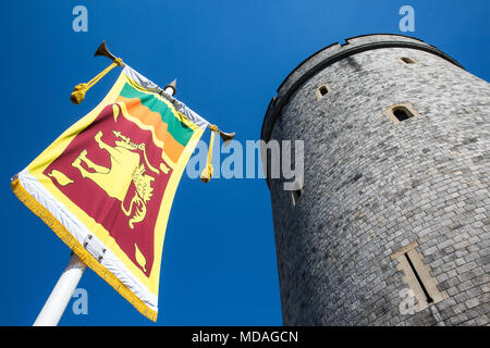 Windsor, Großbritannien. 19. April 2018. Commonwealth Flags angezeigt in der Vorbereitung für die Staats- und Regierungschefs des Commonwealth' Retreat at Windsor Castle. Commonwealth Regierungschefs wird erwartet, dass der Prinz von Wales' Angebot zu Commonwealth Rolle seiner Mutter während der Exerzitien beizutreten zu diskutieren. Credit: Mark Kerrison/Alamy leben Nachrichten Stockfoto